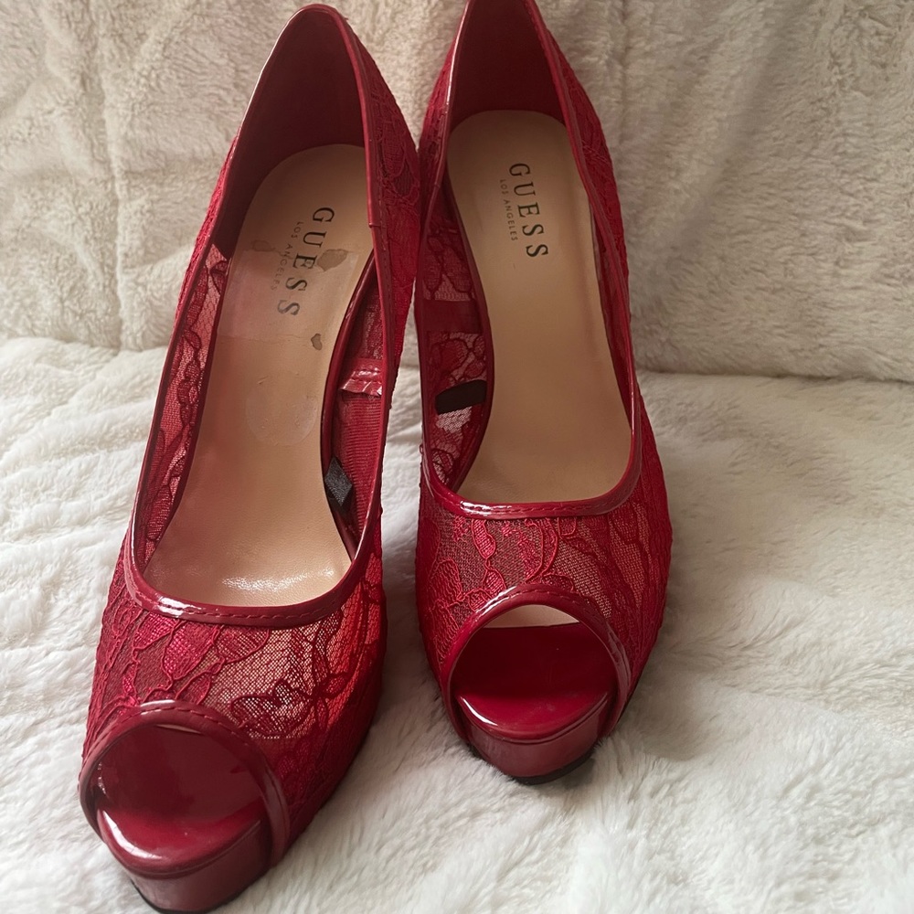GUESS Women cacei peep toe platform pumps